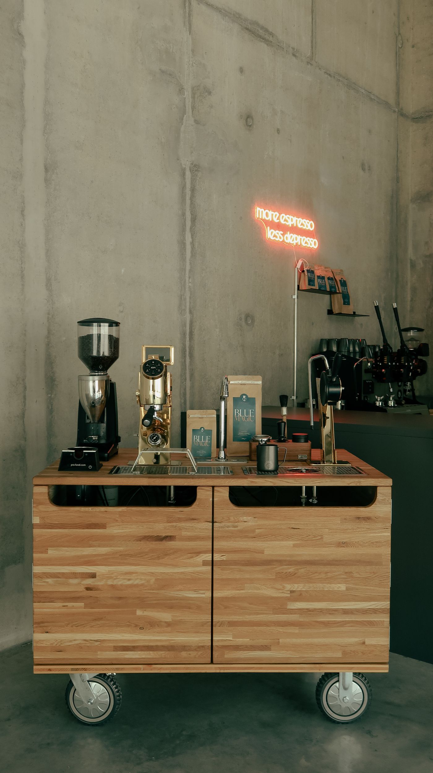 Mobile Kaffeebar auf Rollen mit Neonschriftzug