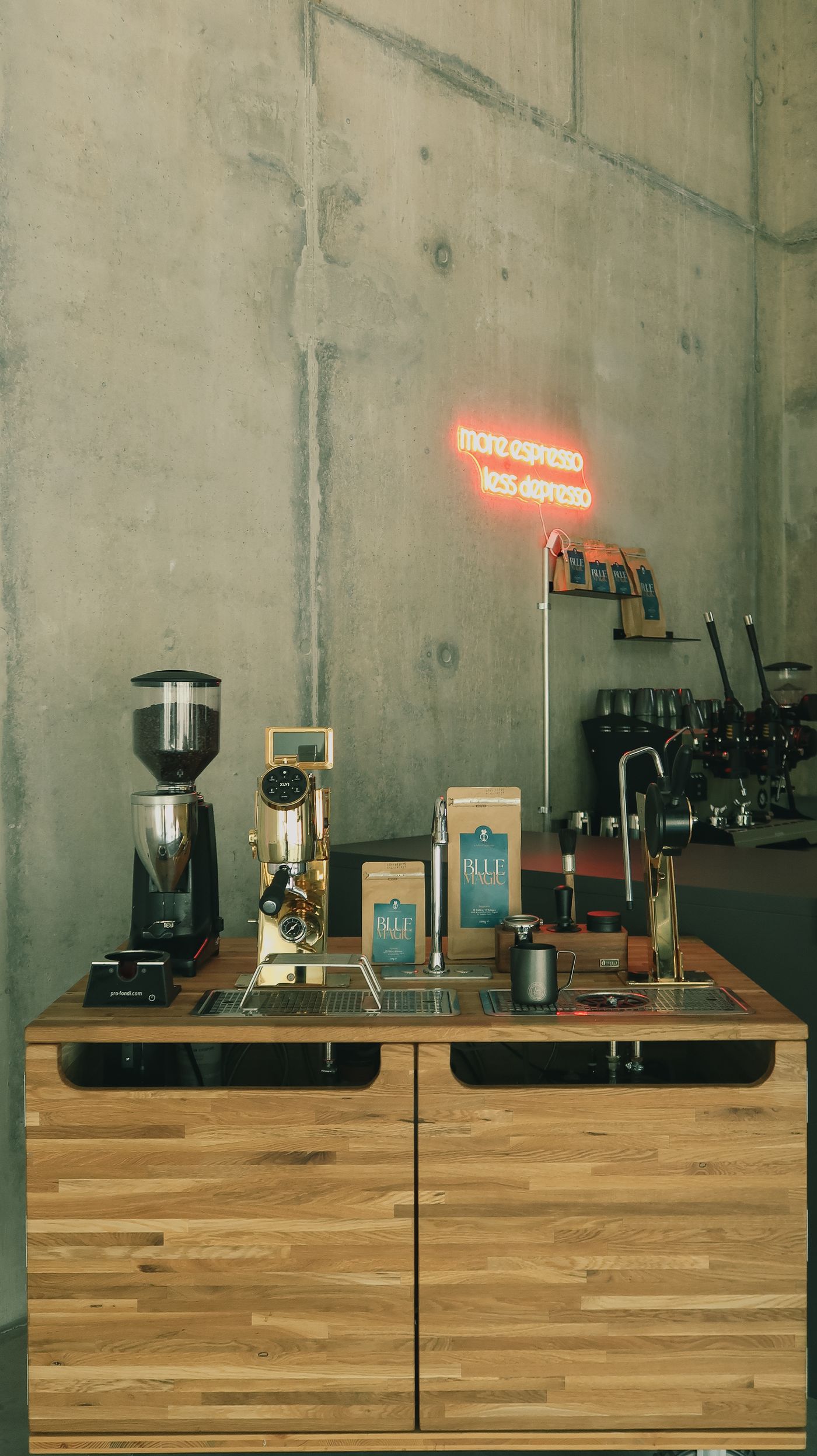 Kaffeebar im Raum mit Neonschriftzug