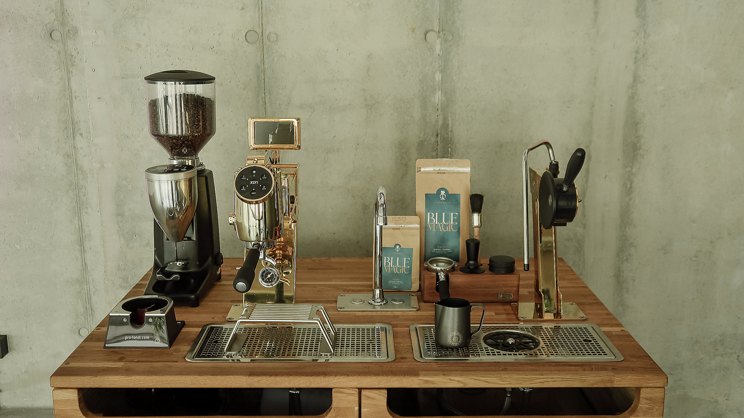 Mobile Kaffeebar mit goldener XLVI Indipendente Siebträgermaschine