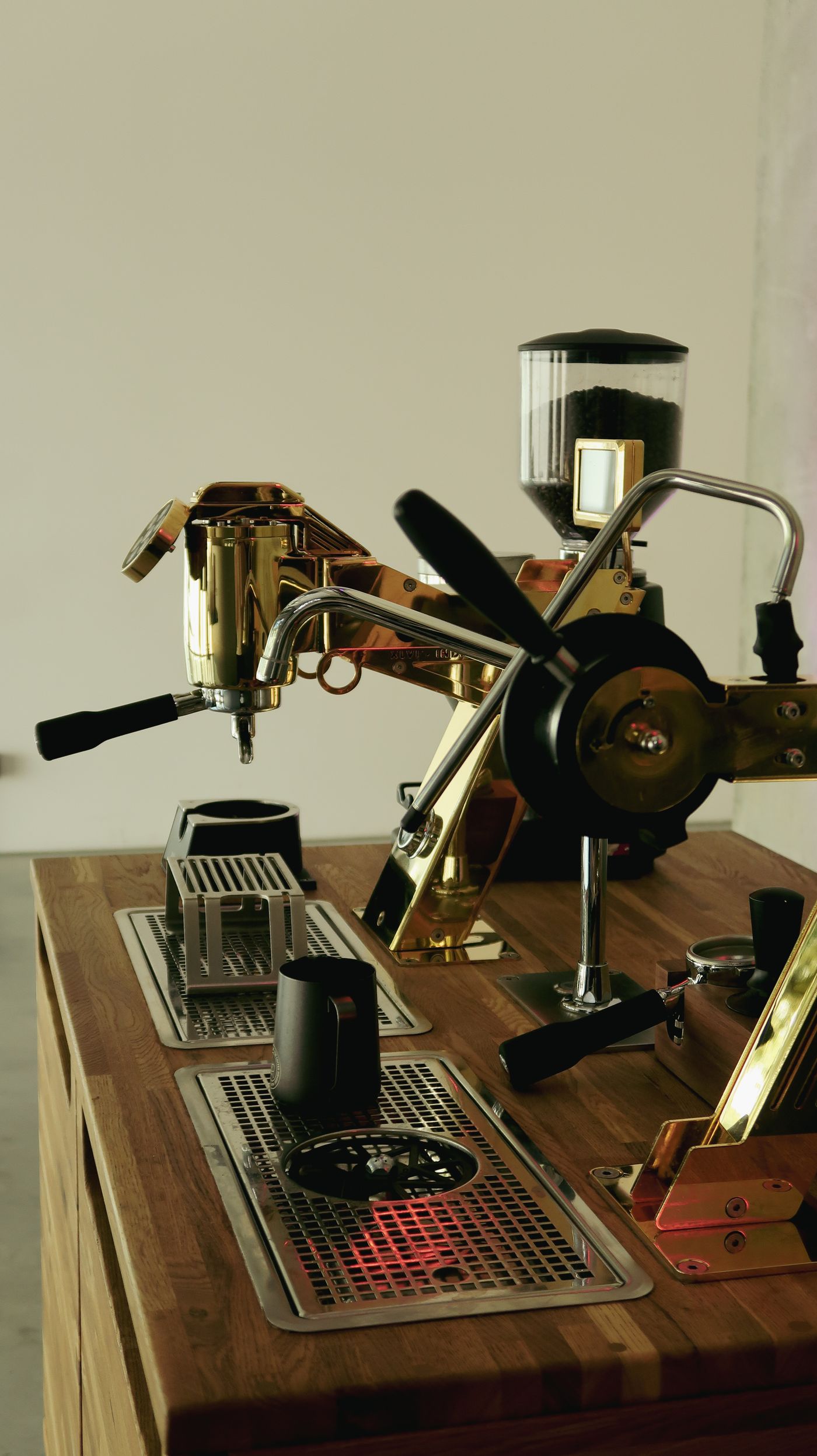 Detail der Siebträgermaschine und Handmühle